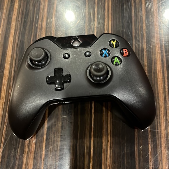 Xbox 1 white includes controller - Picture 3 of 3